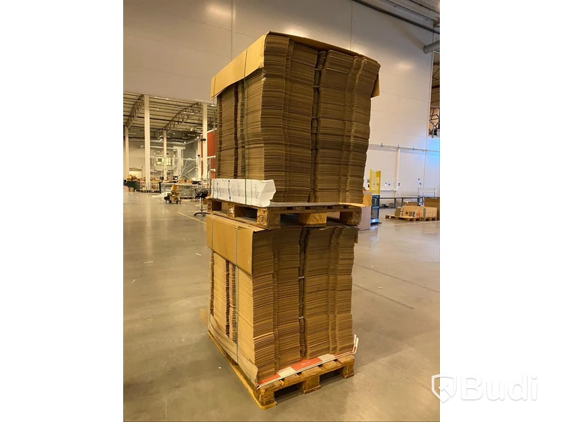 2 pallar med små kartonger i vitt "2 mobil vit" från KJ Papper, Ca 5200 kartonger per pall